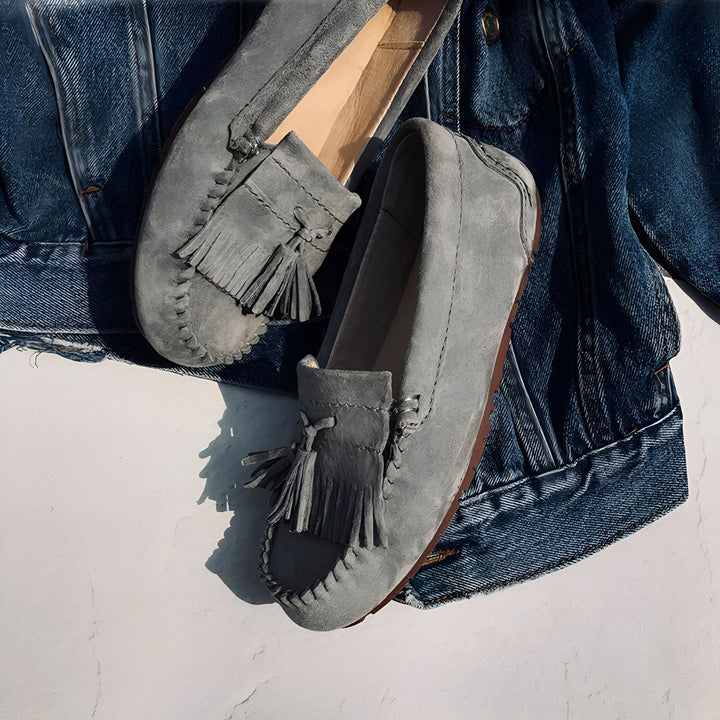 Mocassins gris en daim avec franges, posés sur une veste en jean bleue. Chaussures confortables et élégantes pour un look décontracté., 45286973505717,45286973538485,45286973571253,45286973604021,45286973636789,45286973669557,45286973702325,45286973735093,45286973767861,45286973800629,45286973833397,45286973866165,45286973898933,45286973931701,45286973964469,45286973997237,45286974030005,45286974062773,45286974095541,45286974128309,45286974161077,45286974193845,45286974226613,45286974259381,452869742