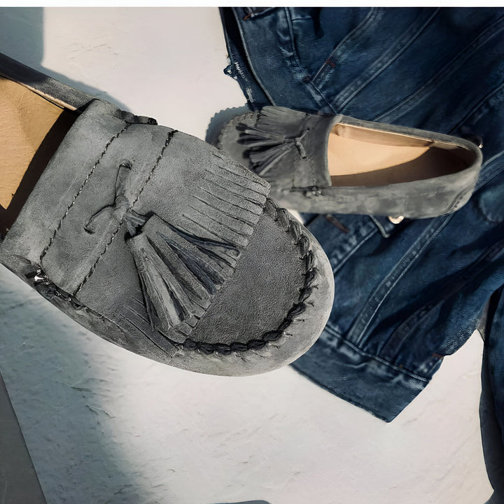 Mocassins gris en daim avec pampilles, posés à côté d'une veste en jean bleue. Chaussures confortables, style décontracté, mode masculine ou féminine., 45286973505717,45286973538485,45286973571253,45286973604021,45286973636789,45286973669557,45286973702325,45286973735093,45286973767861,45286973800629,45286973833397,45286973866165,45286973898933,45286973931701,45286973964469,45286973997237,45286974030005,45286974062773,45286974095541,45286974128309,45286974161077,45286974193845,45286974226613,452869