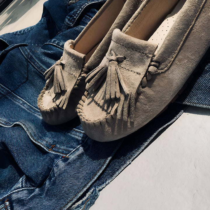 Mocassins en daim beige à franges sur une veste en jean bleu. Chaussures d'automne, style décontracté, mode femme., 45286973505717,45286973538485,45286973571253,45286973604021,45286973636789,45286973669557,45286973702325,45286973735093,45286973767861,45286973800629,45286973833397,45286973866165,45286973898933,45286973931701,45286973964469,45286973997237,45286974030005,45286974062773,45286974095541,45286974128309,45286974161077,45286974193845,45286974226613,45286974259381,45286974292149,45286974324917,4