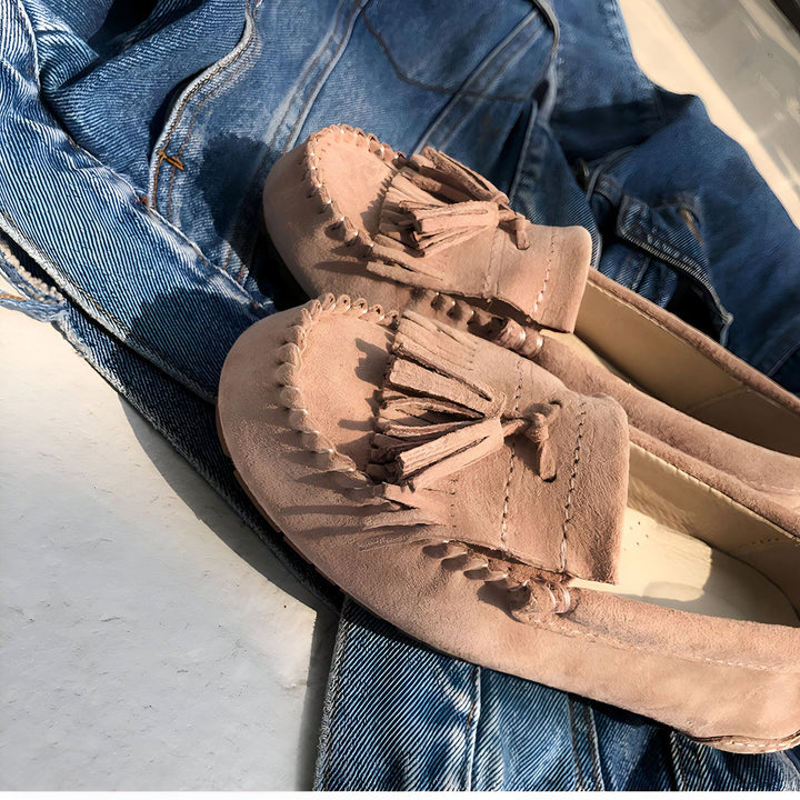Mocassins en daim rose avec franges sur une veste en jean bleue. Chaussures confortables et élégantes. Mode décontractée. Style automne-hiver., 45286973505717,45286973538485,45286973571253,45286973604021,45286973636789,45286973669557,45286973702325,45286973735093,45286973767861,45286973800629,45286973833397,45286973866165,45286973898933,45286973931701,45286973964469,45286973997237,45286974030005,45286974062773,45286974095541,45286974128309,45286974161077,45286974193845,45286974226613,45286974259381,45