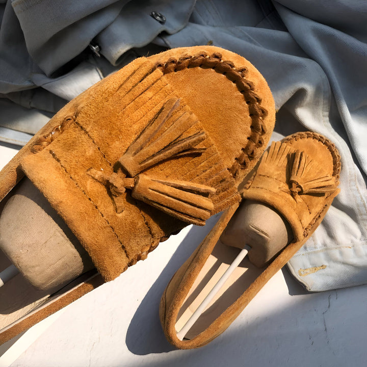 Mocassins marron en daim avec des glands, posés sur une veste en jean. Chaussures décontractées et confortables., 45286973505717,45286973538485,45286973571253,45286973604021,45286973636789,45286973669557,45286973702325,45286973735093,45286973767861,45286973800629,45286973833397,45286973866165,45286973898933,45286973931701,45286973964469,45286973997237,45286974030005,45286974062773,45286974095541,45286974128309,45286974161077,45286974193845,45286974226613,45286974259381,45286974292149,45286974324917,452