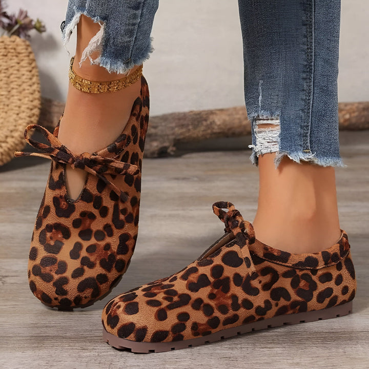 Chaussures plates à imprimé léopard portées avec un jean découpé. Détail d'une chaîne de cheville dorée. Style décontracté et tendance., 45286647955637,45286647988405,45286648021173,45286648053941,45286648086709,45286648119477,45286648152245,45286648185013,45286648217781