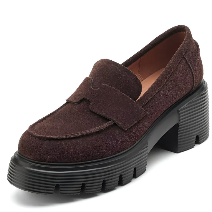 Mocassin à plateforme marron en daim. Chaussure élégante avec une semelle épaisse noire. Style classique revisité pour un look tendance et confortable., 45286629769397,45286629802165,45286629834933,45286629867701,45286629900469,45286629933237,45286629966005,45286629998773,45286630031541,45286630064309