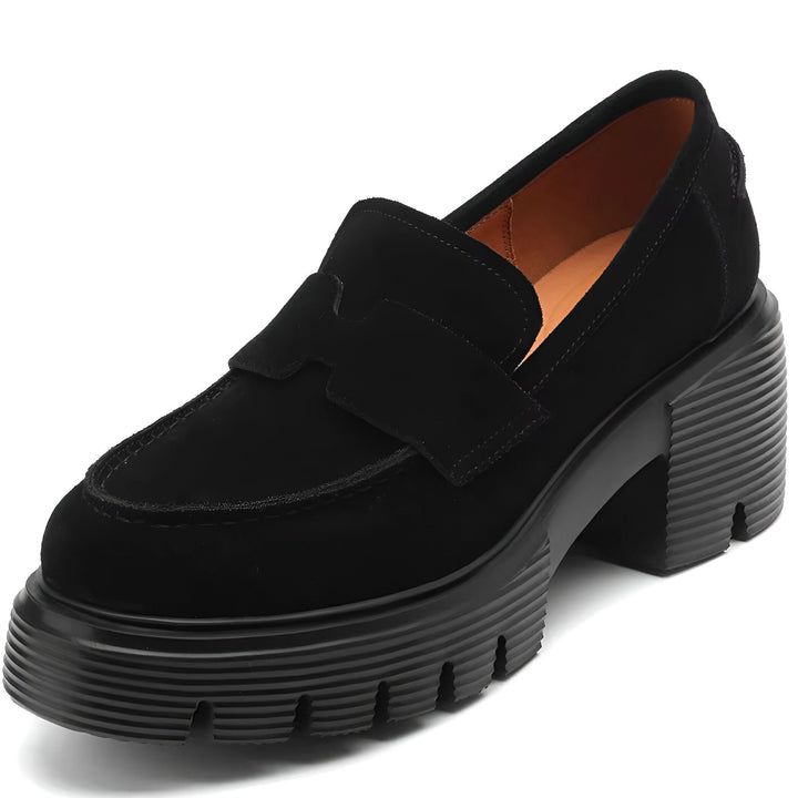 Mocassin noir en daim avec talon compensé épais et plateforme crantée. Chaussure élégante et confortable pour un look moderne., 45286629769397,45286629802165,45286629834933,45286629867701,45286629900469,45286629933237,45286629966005,45286629998773,45286630031541,45286630064309