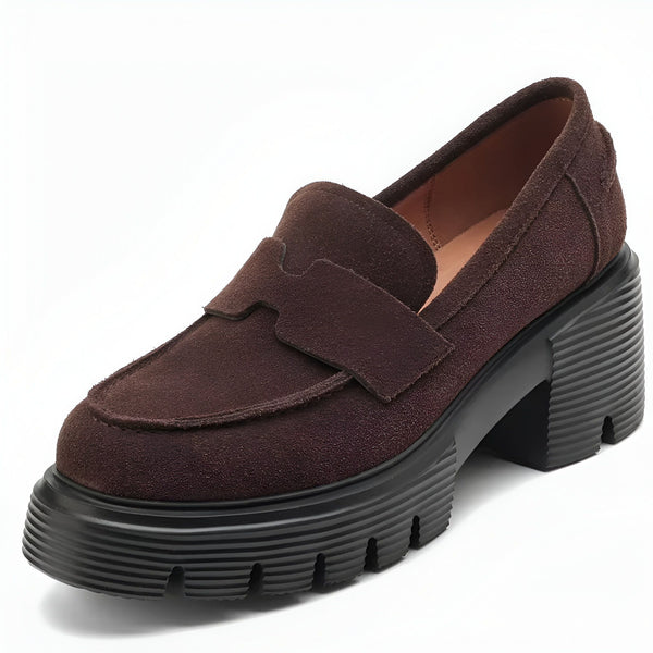 Mocassin à plateforme marron en daim avec semelle épaisse noire. Chaussure élégante et confortable pour femmes, style classique avec une touche moderne. Détail raffiné et talon compensé pour une silhouette élancée., 45286629769397,45286629802165,45286629834933,45286629867701,45286629900469,45286629933237,45286629966005,45286629998773,45286630031541,45286630064309