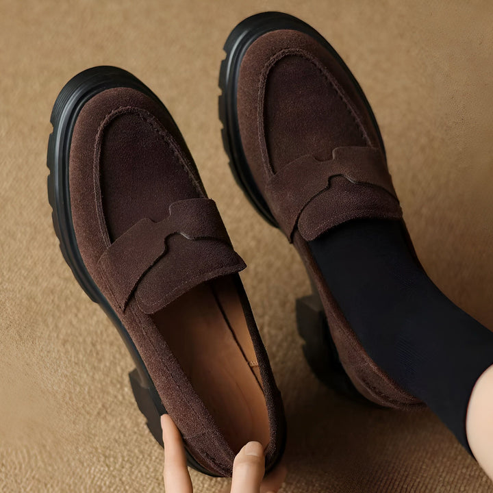 Mocassins marron en daim avec semelle noire épaisse. Chaussures classiques élégantes, parfaites pour un look décontracté ou plus habillé. Détails soignés et confort garantis. Mode femme, chaussures tendance., 45286629769397,45286629802165,45286629834933,45286629867701,45286629900469,45286629933237,45286629966005,45286629998773,45286630031541,45286630064309