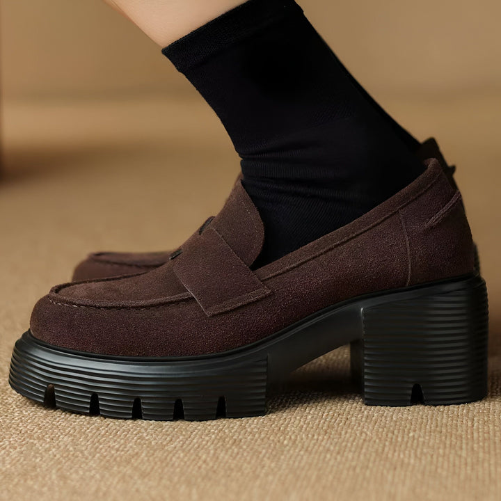 Mocassins à plateforme marron en daim portés avec des chaussettes noires. Chaussures tendance avec semelle épaisse., 45286629769397,45286629802165,45286629834933,45286629867701,45286629900469,45286629933237,45286629966005,45286629998773,45286630031541,45286630064309