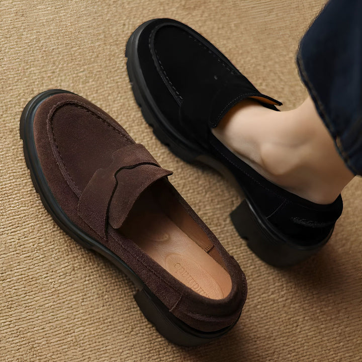 Mocassins tendance en daim, un marron et un noir. Style classique avec une semelle épaisse pour un look moderne et confortable. Idéal pour un style décontracté chic., 45286629769397,45286629802165,45286629834933,45286629867701,45286629900469,45286629933237,45286629966005,45286629998773,45286630031541,45286630064309