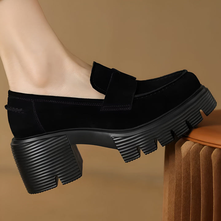Mocassin noir en daim avec semelle épaisse et crantée. Chaussure élégante et confortable, idéale pour un look tendance et décontracté. Détail de bride sur le dessus., 45286629769397,45286629802165,45286629834933,45286629867701,45286629900469,45286629933237,45286629966005,45286629998773,45286630031541,45286630064309
