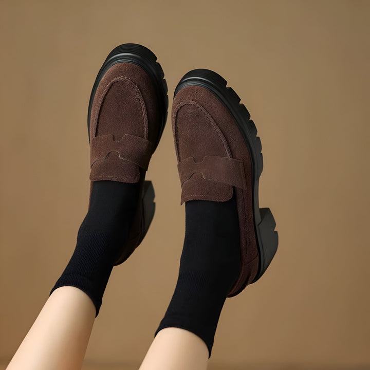 Chaussures mocassins marron en daim avec semelles épaisses noires portées avec des chaussettes noires. Détail de la texture du daim et de la semelle. Mode automne/hiver., 45286629769397,45286629802165,45286629834933,45286629867701,45286629900469,45286629933237,45286629966005,45286629998773,45286630031541,45286630064309