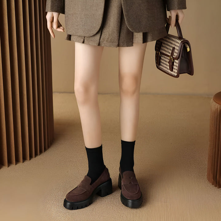 Tenue féminine marron : tailleur jupe en tweed, mocassins à plateforme marron avec chaussettes noires, et sac à main à motif pied-de-poule. Mode automne-hiver., 45286629769397,45286629802165,45286629834933,45286629867701,45286629900469,45286629933237,45286629966005,45286629998773,45286630031541,45286630064309