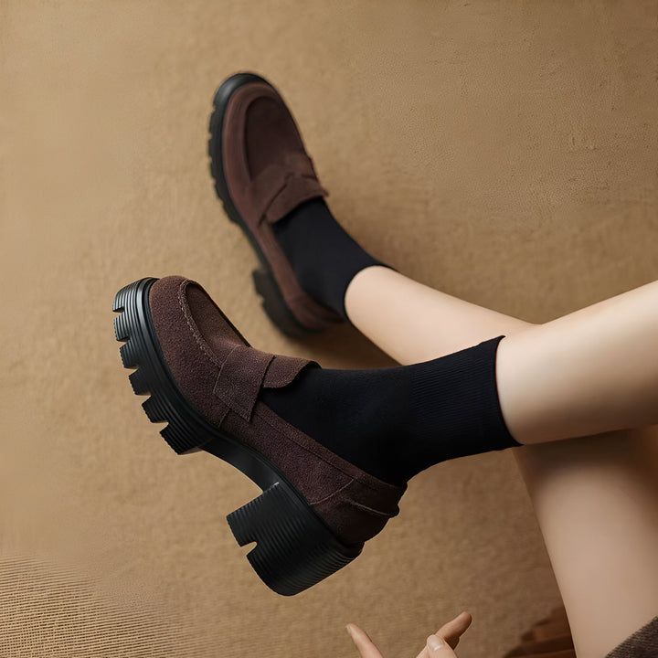 Mocassins à talons épais marron en daim portés avec des chaussettes noires. Chaussures modernes et élégantes pour femmes., 45286629769397,45286629802165,45286629834933,45286629867701,45286629900469,45286629933237,45286629966005,45286629998773,45286630031541,45286630064309