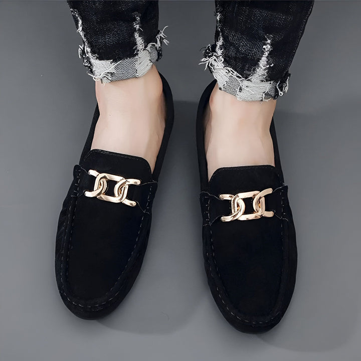 Vue de dessus de mocassins noirs avec boucle dorée, portés avec un jean déchiré. Chaussures homme élégantes, style décontracté., 45286663127221,45286663159989,45286663192757,45286663225525,45286663258293,45286663291061,45286663323829,45286663356597,45286663389365,45286663422133,45286663454901,45286663487669,45286663520437,45286663553205,45286663585973,45286663618741,45286663651509,45286663684277,45286663717045,45286663749813,45286663782581,45286663815349,45286663848117,45286663880885,4528666391365