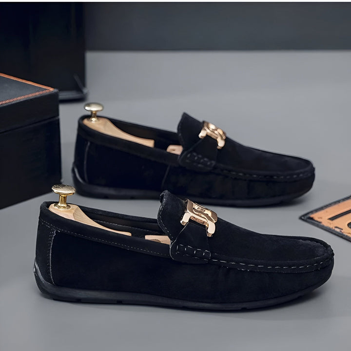Mocassins pour hommes en daim noir avec boucle dorée. Chaussures élégantes et confortables, parfaites pour un look décontracté ou formel. Embauchoirs à chaussures inclus., 45286663127221,45286663159989,45286663192757,45286663225525,45286663258293,45286663291061,45286663323829,45286663356597,45286663389365,45286663422133,45286663454901,45286663487669,45286663520437,45286663553205,45286663585973,45286663618741,45286663651509,45286663684277,45286663717045,45286663749813,45286663782581,45286663815349,45