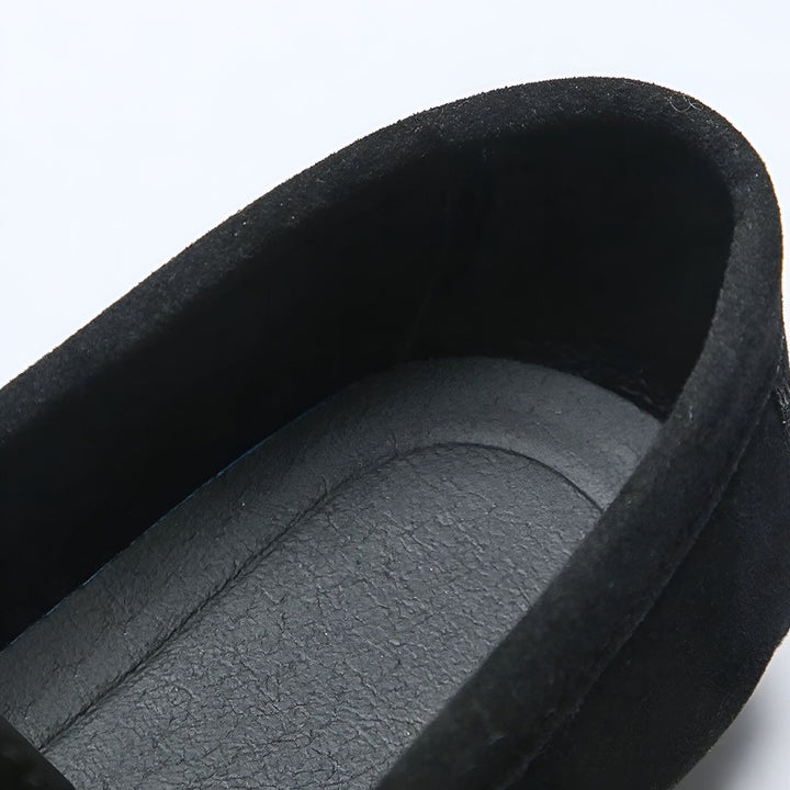 Gros plan de l'intérieur d'une chaussure noire. Détail de la semelle et du revêtement en daim. Confort et qualité des chaussures., 45286663127221,45286663159989,45286663192757,45286663225525,45286663258293,45286663291061,45286663323829,45286663356597,45286663389365,45286663422133,45286663454901,45286663487669,45286663520437,45286663553205,45286663585973,45286663618741,45286663651509,45286663684277,45286663717045,45286663749813,45286663782581,45286663815349,45286663848117,45286663880885,45286663913653,