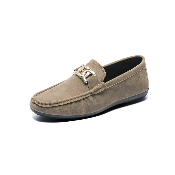 Mocassin homme en daim marron avec boucle dorée, chaussure décontractée élégante pour hommes, vue rapprochée, idéal pour une tenue chic et confortable., 45286663127221,45286663159989,45286663192757,45286663225525,45286663258293,45286663291061,45286663323829,45286663356597,45286663389365,45286663422133,45286663454901,45286663487669,45286663520437,45286663553205,45286663585973,45286663618741,45286663651509,45286663684277,45286663717045,45286663749813,45286663782581,45286663815349,45286663848117,45286