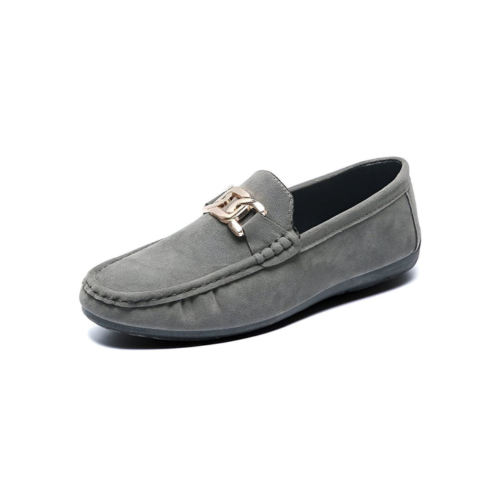 Mocassin gris en daim avec boucle dorée. Chaussure élégante pour homme. Mode et confort., 45286663127221,45286663159989,45286663192757,45286663225525,45286663258293,45286663291061,45286663323829,45286663356597,45286663389365,45286663422133,45286663454901,45286663487669,45286663520437,45286663553205,45286663585973,45286663618741,45286663651509,45286663684277,45286663717045,45286663749813,45286663782581,45286663815349,45286663848117,45286663880885,45286663913653,45286663946421,45286663979189,452866640119