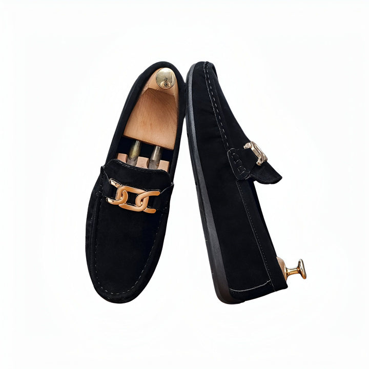 Mocassins pour hommes en daim noir avec détail de chaîne dorée. Un embauchoir est inséré dans l'une des chaussures. Chaussures élégantes et confortables., 45286663127221,45286663159989,45286663192757,45286663225525,45286663258293,45286663291061,45286663323829,45286663356597,45286663389365,45286663422133,45286663454901,45286663487669,45286663520437,45286663553205,45286663585973,45286663618741,45286663651509,45286663684277,45286663717045,45286663749813,45286663782581,45286663815349,45286663848117,452