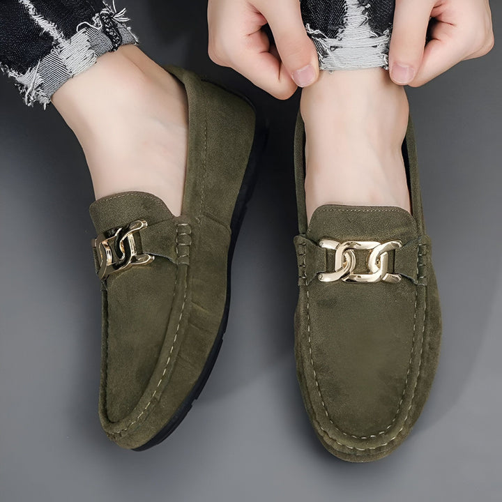 Mocassins en daim vert olive avec chaîne dorée, style décontracté et élégant. Chaussures pour homme, mode et confort. Détail couture et design raffiné., 45286663127221,45286663159989,45286663192757,45286663225525,45286663258293,45286663291061,45286663323829,45286663356597,45286663389365,45286663422133,45286663454901,45286663487669,45286663520437,45286663553205,45286663585973,45286663618741,45286663651509,45286663684277,45286663717045,45286663749813,45286663782581,45286663815349,45286663848117,4528