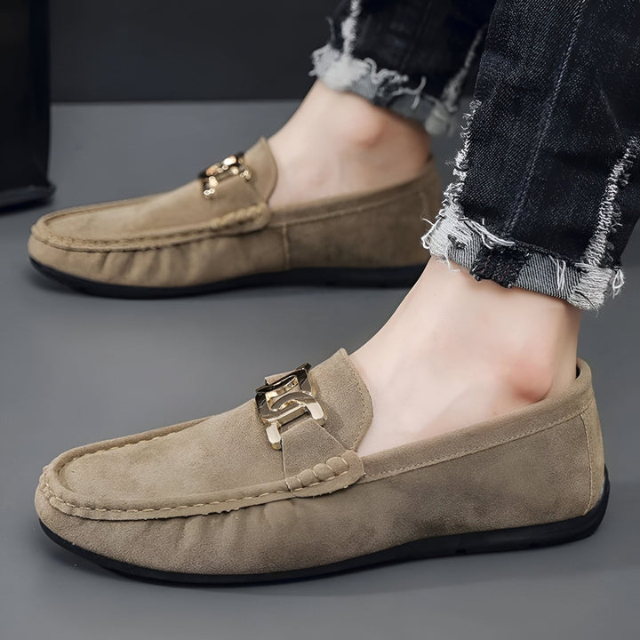 Mocassins marron en daim portés avec un jean noir délavé. Détail boucle dorée. Chaussures homme élégantes., 45286663127221,45286663159989,45286663192757,45286663225525,45286663258293,45286663291061,45286663323829,45286663356597,45286663389365,45286663422133,45286663454901,45286663487669,45286663520437,45286663553205,45286663585973,45286663618741,45286663651509,45286663684277,45286663717045,45286663749813,45286663782581,45286663815349,45286663848117,45286663880885,45286663913653,45286663946421,45286