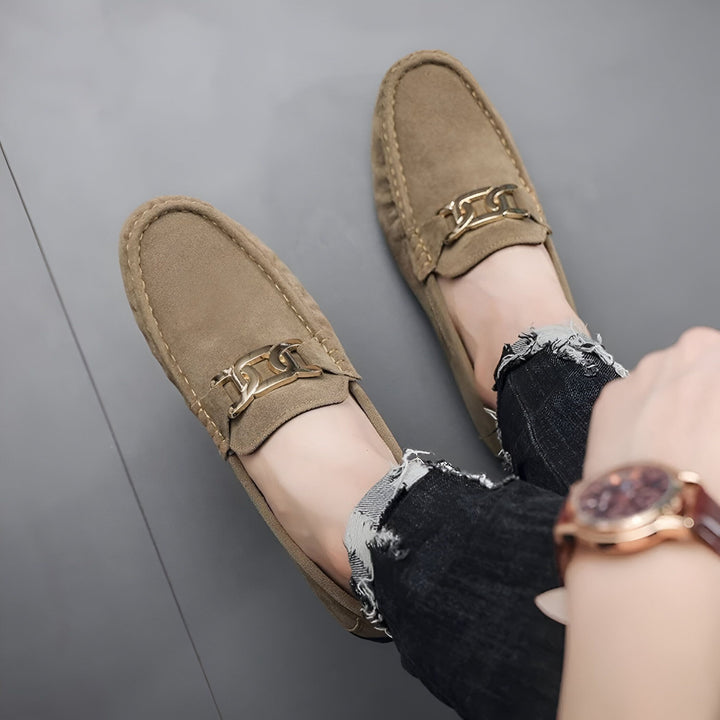 Mocassins en daim marron pour homme avec boucle dorée. Chaussures élégantes portées avec un jean noir. Mode masculine, style décontracté et chic. Détails de la montre au poignet., 45286663127221,45286663159989,45286663192757,45286663225525,45286663258293,45286663291061,45286663323829,45286663356597,45286663389365,45286663422133,45286663454901,45286663487669,45286663520437,45286663553205,45286663585973,45286663618741,45286663651509,45286663684277,45286663717045,45286663749813,45286663782581,45286663