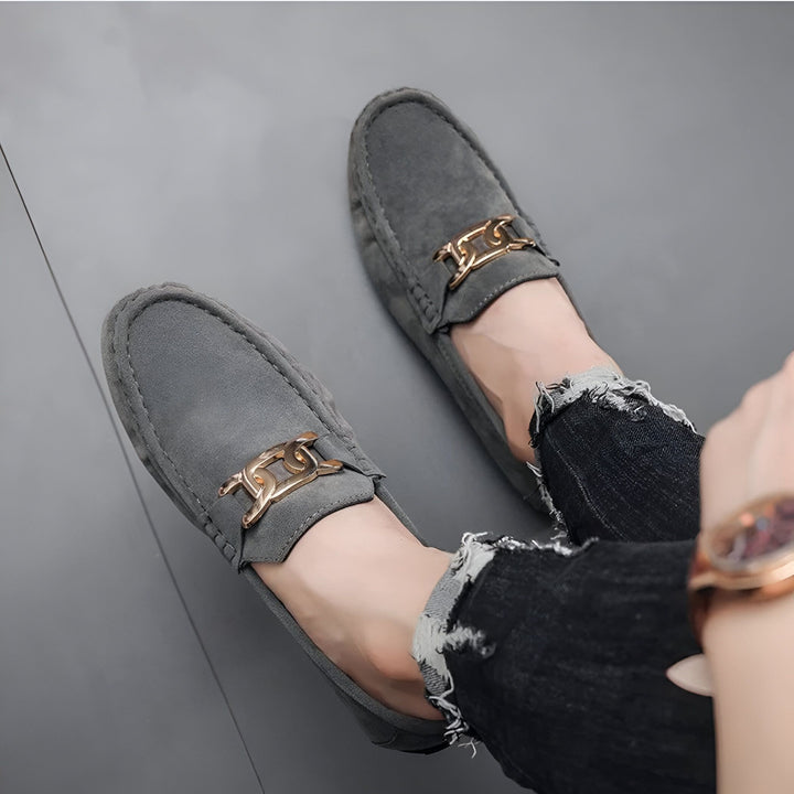Mocassins gris en daim avec boucle dorée, style décontracté et élégant. Chaussures pour hommes, mode masculine., 45286663127221,45286663159989,45286663192757,45286663225525,45286663258293,45286663291061,45286663323829,45286663356597,45286663389365,45286663422133,45286663454901,45286663487669,45286663520437,45286663553205,45286663585973,45286663618741,45286663651509,45286663684277,45286663717045,45286663749813,45286663782581,45286663815349,45286663848117,45286663880885,45286663913653,45286663946421,45