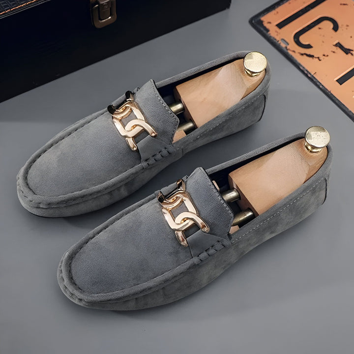 Mocassins gris en daim avec chaîne dorée, présentés avec embauchoirs. Chaussures élégantes pour homme., 45286663127221,45286663159989,45286663192757,45286663225525,45286663258293,45286663291061,45286663323829,45286663356597,45286663389365,45286663422133,45286663454901,45286663487669,45286663520437,45286663553205,45286663585973,45286663618741,45286663651509,45286663684277,45286663717045,45286663749813,45286663782581,45286663815349,45286663848117,45286663880885,45286663913653,45286663946421,4528666397