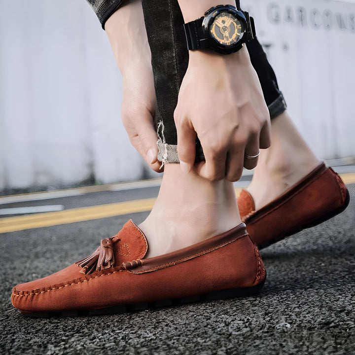 Homme portant des mocassins en daim marron avec des glands, un jean foncé et une montre noire. Style décontracté et élégant., 45286803210421,45286803243189,45286803275957,45286803308725,45286803341493,45286803374261,45286803407029,45286803439797,45286803472565,45286803505333,45286803538101,45286803570869,45286803603637,45286803636405,45286803669173,45286803701941,45286803734709,45286803767477,45286803800245,45286803833013,45286803865781,45286803898549,45286803931317,45286803964085