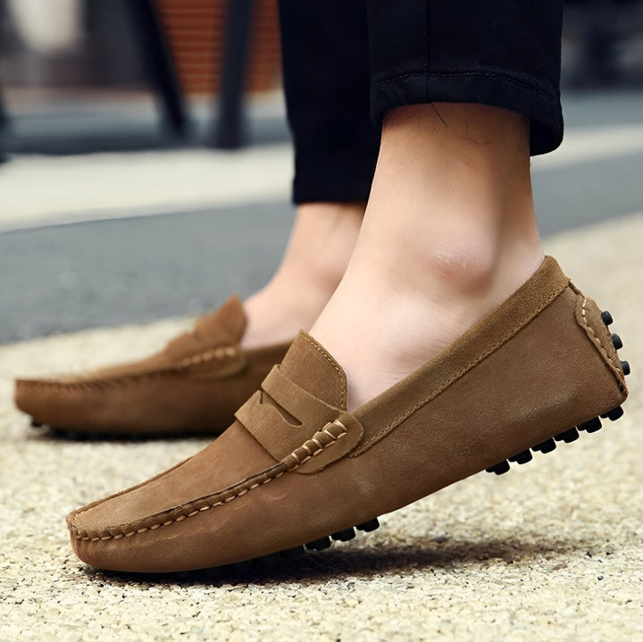 Gros plan sur des mocassins en daim marron pour homme. Chaussures élégantes et décontractées avec semelle à picots. Style mode masculine., 45286877495477,45286877528245,45286877561013,45286877593781,45286877626549,45286877659317,45286877692085,45286877724853,45286877757621,45286877790389,45286877823157,45286877855925,45286877888693,45286877921461,45286877954229,45286877986997,45286878019765,45286878052533,45286878085301,45286878118069,45286878150837,45286878183605,45286878216373,45286878249141