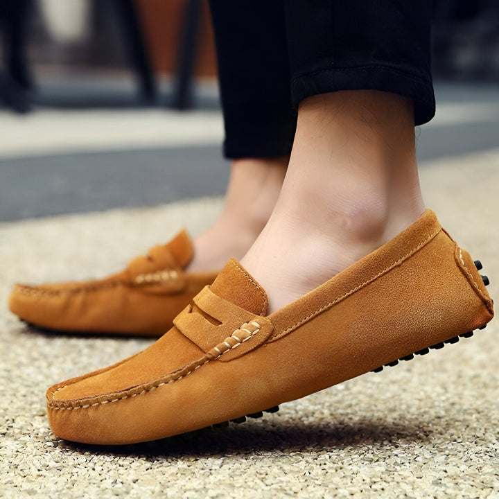 Homme portant des mocassins en daim marron. Chaussures décontractées, confortables, parfaites pour le printemps et l'été. Style élégant et moderne., 45286877495477,45286877528245,45286877561013,45286877593781,45286877626549,45286877659317,45286877692085,45286877724853,45286877757621,45286877790389,45286877823157,45286877855925,45286877888693,45286877921461,45286877954229,45286877986997,45286878019765,45286878052533,45286878085301,45286878118069,45286878150837,45286878183605,45286878216373,4528687824