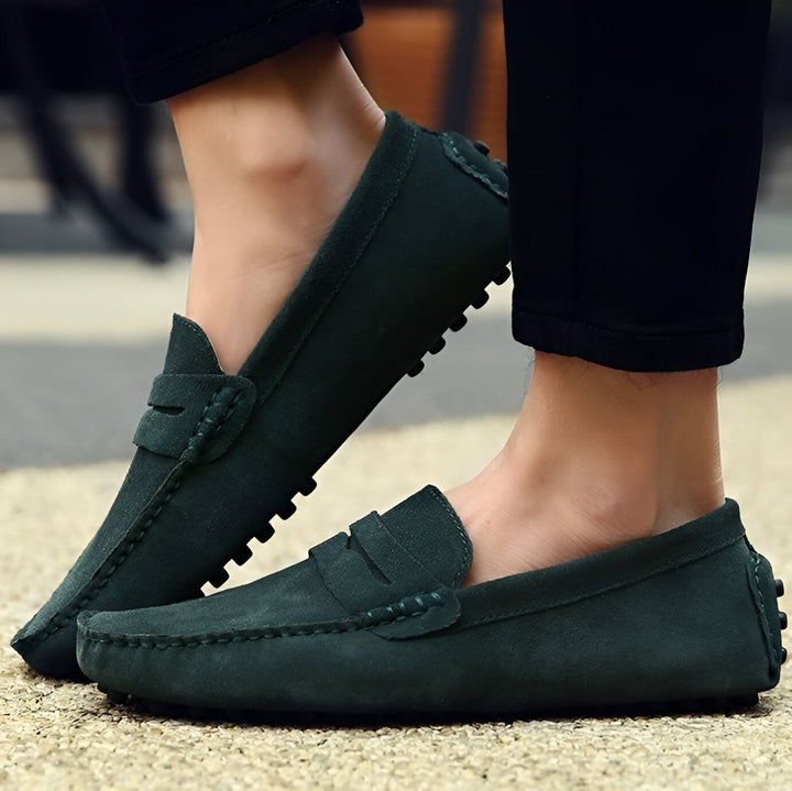 Mocassins en daim vert olive portés avec un pantalon noir. Chaussures élégantes et confortables. Mode masculine, style décontracté. Détails de couture et texture du daim., 45286877495477,45286877528245,45286877561013,45286877593781,45286877626549,45286877659317,45286877692085,45286877724853,45286877757621,45286877790389,45286877823157,45286877855925,45286877888693,45286877921461,45286877954229,45286877986997,45286878019765,45286878052533,45286878085301,45286878118069,45286878150837,45286878183605,45