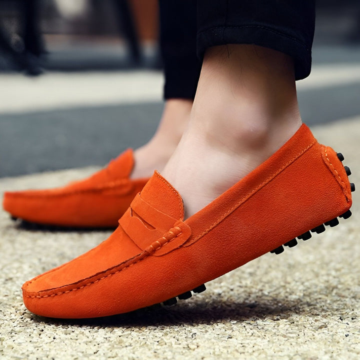 Gros plan sur une paire de mocassins orange en daim portés par un homme. Chaussures élégantes avec semelle à picots, idéales pour un look décontracté et chic. Mode masculine, confort et style., 45286877495477,45286877528245,45286877561013,45286877593781,45286877626549,45286877659317,45286877692085,45286877724853,45286877757621,45286877790389,45286877823157,45286877855925,45286877888693,45286877921461,45286877954229,45286877986997,45286878019765,45286878052533,45286878085301,45286878118069,452868781