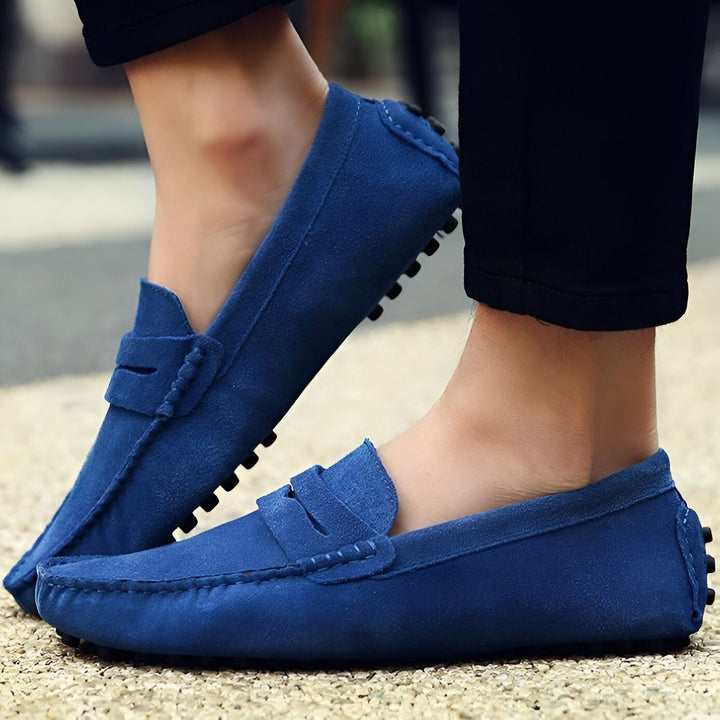 Gros plan sur des mocassins bleus en daim portés par un homme, chaussures élégantes et confortables pour un look décontracté., 45286877495477,45286877528245,45286877561013,45286877593781,45286877626549,45286877659317,45286877692085,45286877724853,45286877757621,45286877790389,45286877823157,45286877855925,45286877888693,45286877921461,45286877954229,45286877986997,45286878019765,45286878052533,45286878085301,45286878118069,45286878150837,45286878183605,45286878216373,45286878249141