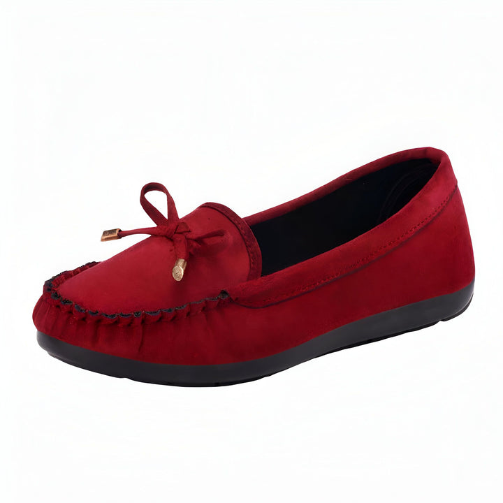 Mocassin rouge en suède avec un petit nœud décoratif. Chaussure plate confortable et élégante pour femme., 45287091044533,45287091077301,45287091110069,45287091142837,45287091175605,45287091208373,45287091241141,45287091273909,45287091306677,45287091339445,45287091372213,45287091404981,45287091437749,45287091470517