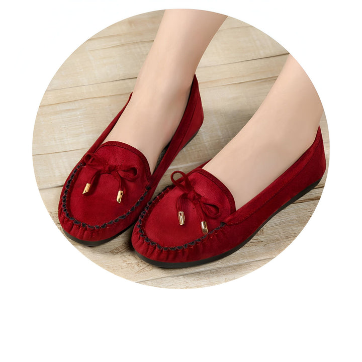 Mocassins rouges en daim portés par une femme. Chaussures plates avec nœud décoratif et détails cousus. Élégance et confort pour toutes les occasions., 45287091044533,45287091077301,45287091110069,45287091142837,45287091175605,45287091208373,45287091241141,45287091273909,45287091306677,45287091339445,45287091372213,45287091404981,45287091437749,45287091470517