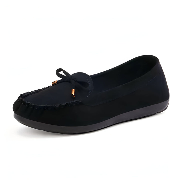 Mocassin noir élégant pour femmes. Chaussure plate avec un nœud décoratif et des détails froncés. Idéal pour un look décontracté et confortable., 45287091044533,45287091077301,45287091110069,45287091142837,45287091175605,45287091208373,45287091241141,45287091273909,45287091306677,45287091339445,45287091372213,45287091404981,45287091437749,45287091470517