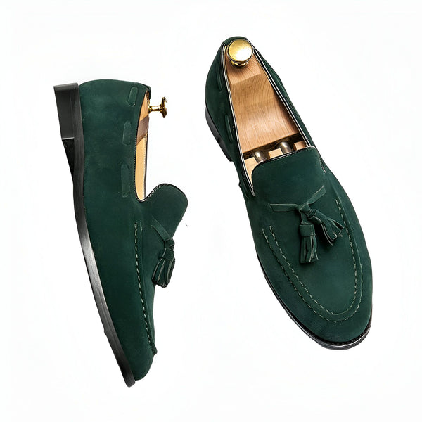 Mocassins à pampilles en daim vert sur fond blanc. Chaussures élégantes avec embauchoirs., 45287104020661,45287104053429,45287104086197,45287104118965,45287104151733,45287104184501,45287104217269,45287104250037,45287104282805,45287104315573,45287104348341