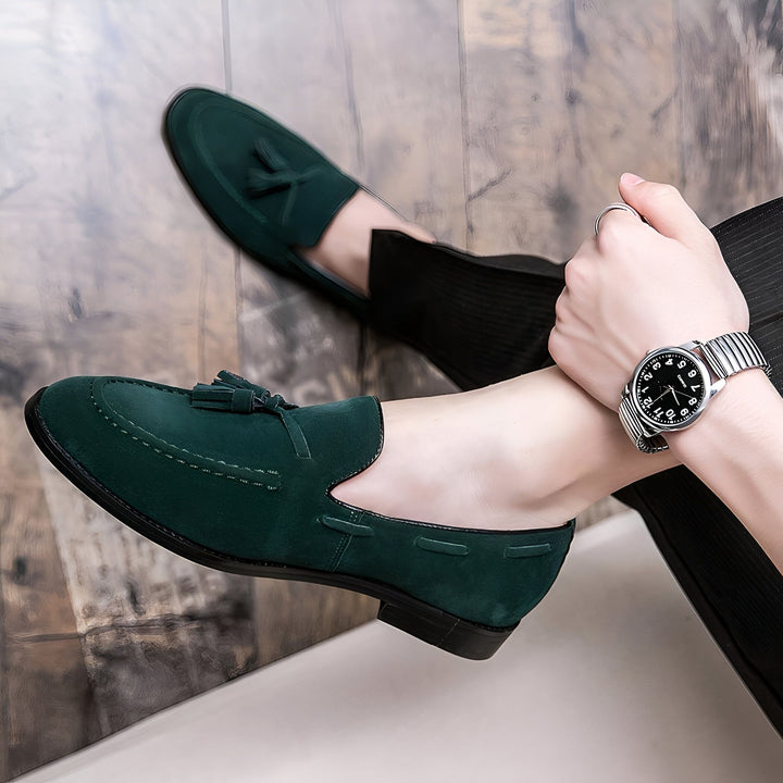 Mocassins en daim vert avec glands pour hommes, portés avec une montre argentée sur fond de bois. Mode masculine élégante et décontractée., 45287104020661,45287104053429,45287104086197,45287104118965,45287104151733,45287104184501,45287104217269,45287104250037,45287104282805,45287104315573,45287104348341