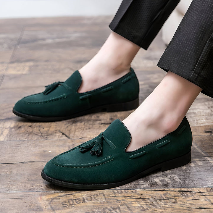 Mocassins à glands verts en daim, portés avec un pantalon noir. Chaussures élégantes et confortables, idéales pour un look sophistiqué et décontracté. Style classique et moderne., 45287104020661,45287104053429,45287104086197,45287104118965,45287104151733,45287104184501,45287104217269,45287104250037,45287104282805,45287104315573,45287104348341