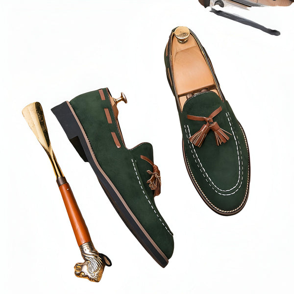 Mocassins verts en daim avec des glands marron et un chausse-pied doré à tête de lion sur fond blanc. Chaussures élégantes et confortables pour hommes. Idéal pour un look décontracté et raffiné., 45287111819445,45287111852213,45287111884981,45287111917749,45287111950517,45287111983285,45287112016053,45287112048821,45287112081589,45287112114357