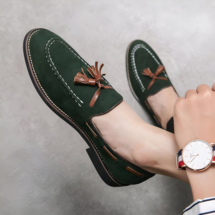 Mocassins à glands vert foncé portés, avec une montre au poignet. Chaussures élégantes en daim, style preppy. Mode masculine, accessoires de luxe., 45287111819445,45287111852213,45287111884981,45287111917749,45287111950517,45287111983285,45287112016053,45287112048821,45287112081589,45287112114357