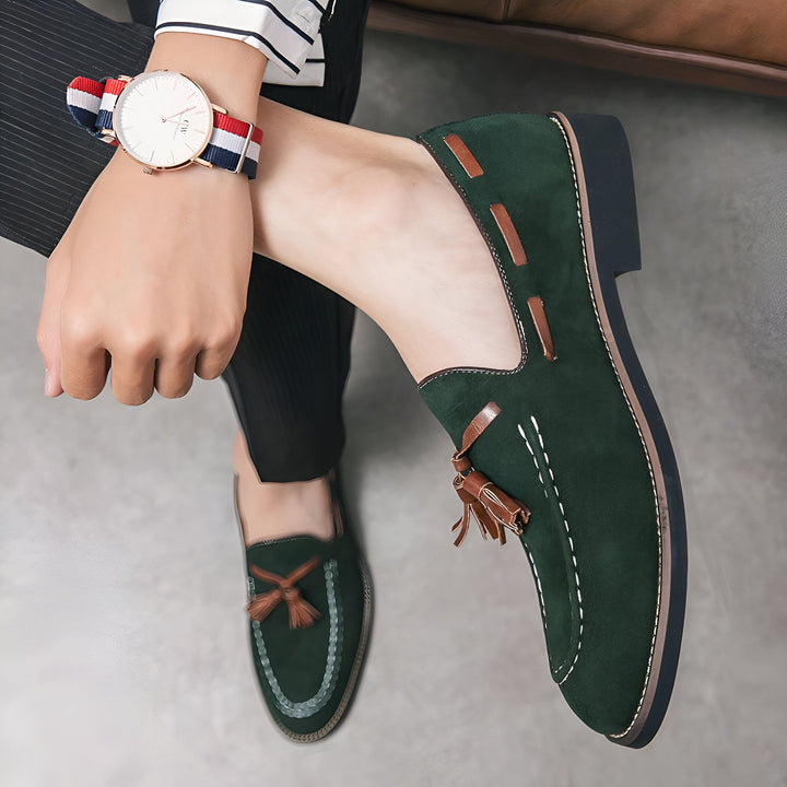 Mocassins verts en daim avec glands portés par un homme, montre avec bracelet tricolore, chemise rayée et pantalon noir. Style élégant et décontracté., 45287111819445,45287111852213,45287111884981,45287111917749,45287111950517,45287111983285,45287112016053,45287112048821,45287112081589,45287112114357