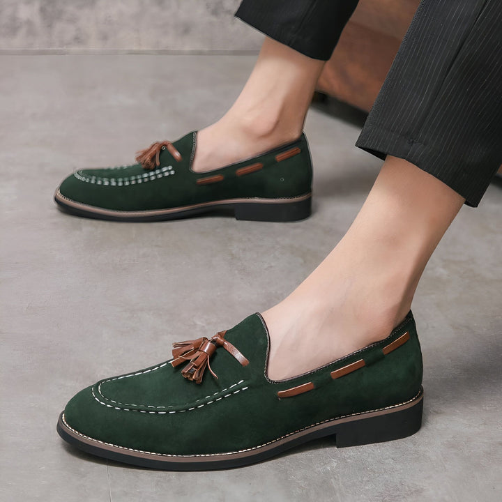 Gros plan sur une paire de mocassins verts en daim pour hommes avec des glands marron. Chaussures élégantes et confortables pour une tenue décontractée ou habillée. Mode masculine., 45287111819445,45287111852213,45287111884981,45287111917749,45287111950517,45287111983285,45287112016053,45287112048821,45287112081589,45287112114357