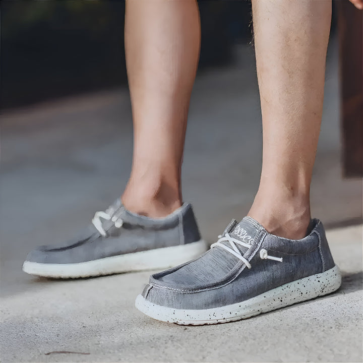 Homme portant des chaussures en toile grises décontractées avec semelle blanche, lacets blancs. Style mocassin, pieds nus., 45286669549749,45286669582517,45286669615285,45286669648053,45286669680821,45286669713589,45286669746357,45286669779125,45286669811893,45286669844661,45286669877429,45286669910197,45286669942965,45286669975733,45286670008501,45286670041269,45286670074037,45286670106805,45286670139573,45286670172341,45286670205109,45286670237877,45286670270645,45286670303413,45286670336181,452866703