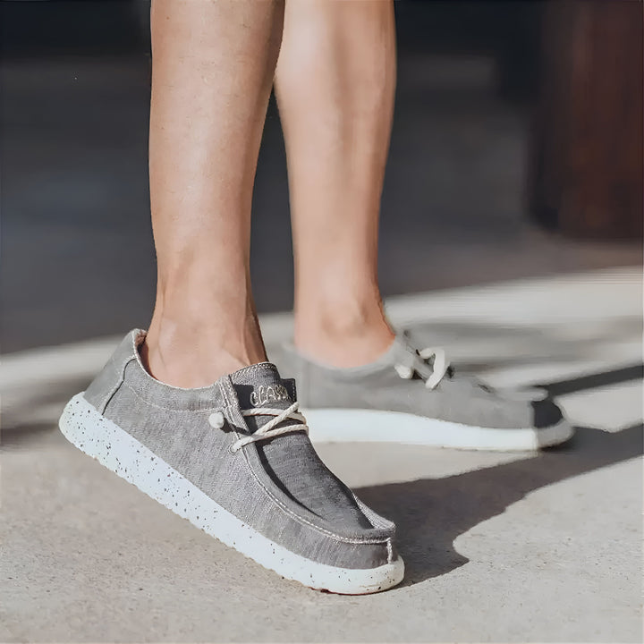 Gros plan sur des chaussures décontractées grises en toile portées, semelle blanche mouchetée, lacets beiges. Idéal pour un look décontracté et confortable., 45286669549749,45286669582517,45286669615285,45286669648053,45286669680821,45286669713589,45286669746357,45286669779125,45286669811893,45286669844661,45286669877429,45286669910197,45286669942965,45286669975733,45286670008501,45286670041269,45286670074037,45286670106805,45286670139573,45286670172341,45286670205109,45286670237877,45286670270645,