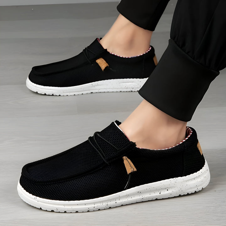 Chaussures décontractées noires pour hommes, dessus en maille respirante, semelle blanche mouchetée, détail en cuir marron. Pantalon noir. Idéal pour un look décontracté et confortable., 45286678397109,45286678429877,45286678462645,45286678495413,45286678528181,45286678560949,45286678593717,45286678626485,45286678659253,45286678692021,45286678724789,45286678757557,45286678790325,45286678823093,45286678855861,45286678888629,45286678921397,45286678954165,45286678986933,45286679019701,45286679052469,4