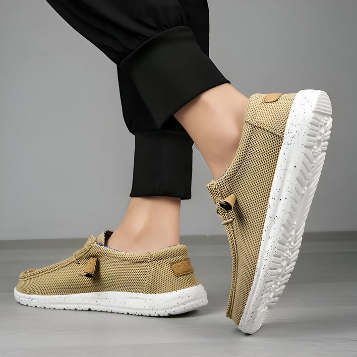 Chaussures décontractées couleur kaki portées par une personne portant un pantalon noir. Ces chaussures ont une semelle blanche mouchetée et une texture tissée visible. Style slip-on décontracté., 45286678397109,45286678429877,45286678462645,45286678495413,45286678528181,45286678560949,45286678593717,45286678626485,45286678659253,45286678692021,45286678724789,45286678757557,45286678790325,45286678823093,45286678855861,45286678888629,45286678921397,45286678954165,45286678986933,45286679019701,452866