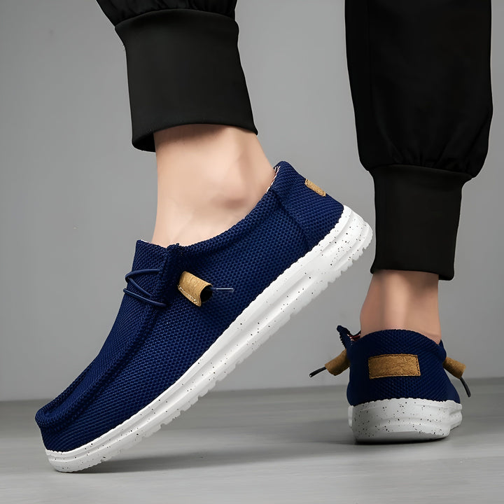 Chaussures décontractées bleues en toile avec semelle blanche, portées avec un pantalon noir. Style mocassin avec lacets élastiques et détails en similicuir. Idéal pour un look confortable et tendance., 45286678397109,45286678429877,45286678462645,45286678495413,45286678528181,45286678560949,45286678593717,45286678626485,45286678659253,45286678692021,45286678724789,45286678757557,45286678790325,45286678823093,45286678855861,45286678888629,45286678921397,45286678954165,45286678986933,45286679019701,4