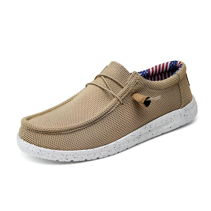 Mocassin beige en toile à lacets et semelle blanche mouchetée, avec un motif drapeau américain à l'intérieur. Chaussure décontractée pour homme, style slip-on., 45286678397109,45286678429877,45286678462645,45286678495413,45286678528181,45286678560949,45286678593717,45286678626485,45286678659253,45286678692021,45286678724789,45286678757557,45286678790325,45286678823093,45286678855861,45286678888629,45286678921397,45286678954165,45286678986933,45286679019701,45286679052469,45286679085237,452866791180
