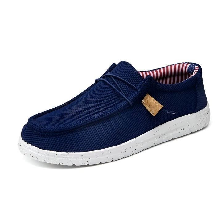 Mocassin bleu marine en maille avec semelle blanche mouchetée. Détails rayés rouge et blanc à l'intérieur et étiquette en liège sur le côté. Chaussure décontractée et confortable., 45286678397109,45286678429877,45286678462645,45286678495413,45286678528181,45286678560949,45286678593717,45286678626485,45286678659253,45286678692021,45286678724789,45286678757557,45286678790325,45286678823093,45286678855861,45286678888629,45286678921397,45286678954165,45286678986933,45286679019701,45286679052469,452